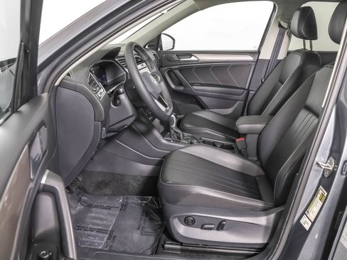 Used 2024 Volkswagen Tiguan SE w/ Panoramic Sunroof Package AWD/4WD image 7