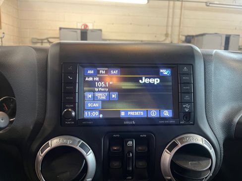 Used 2018 Jeep Wrangler Unlimited Sahara w/ Connectivity Group image 14