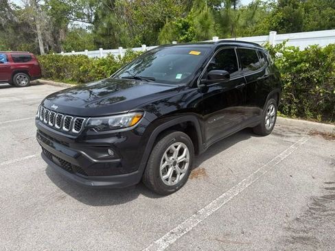 Used 2025 Jeep Compass Latitude AWD/4WD image 1