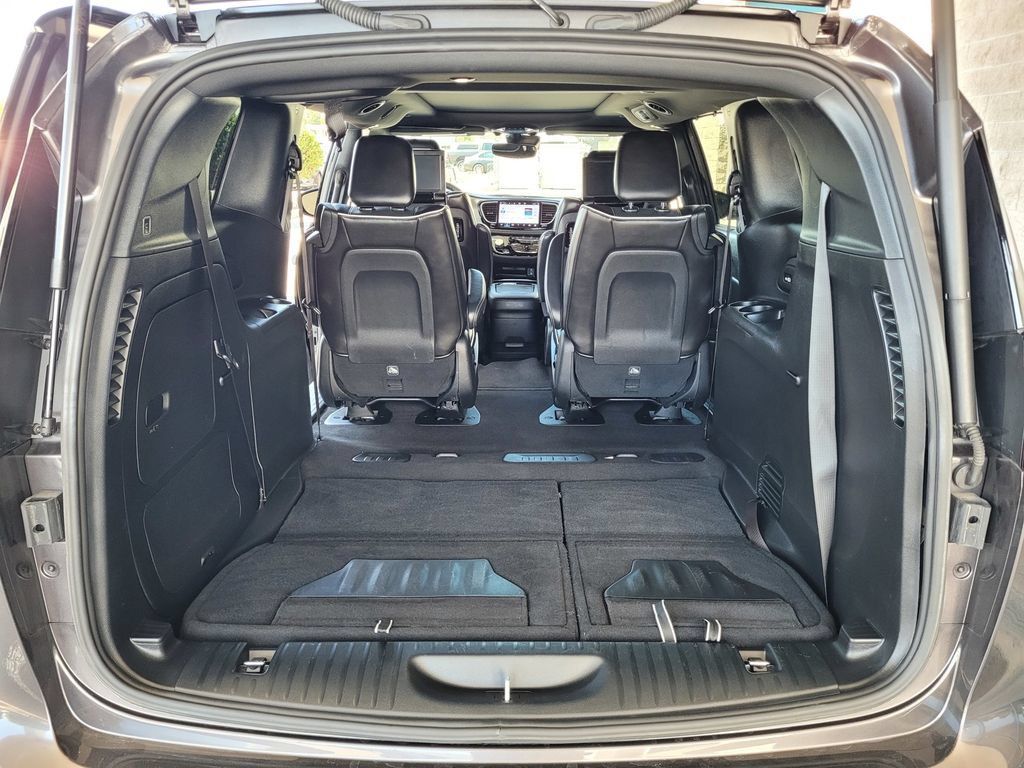 Used 2023 Chrysler Pacifica Limited w/ Uconnect Theater Family Group FWD image 9