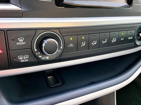 Used 2017 Toyota Highlander LE image 32