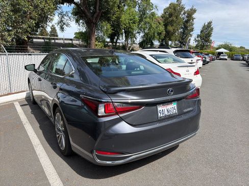 Used 2022 Lexus ES 300h w/ Accessory Package image 4