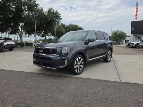 Used 2022 Kia Telluride EX w/ EX Premium Package FWD image 3