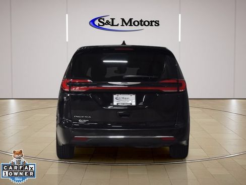 Certified 2024 Chrysler Pacifica Touring-L FWD image 9