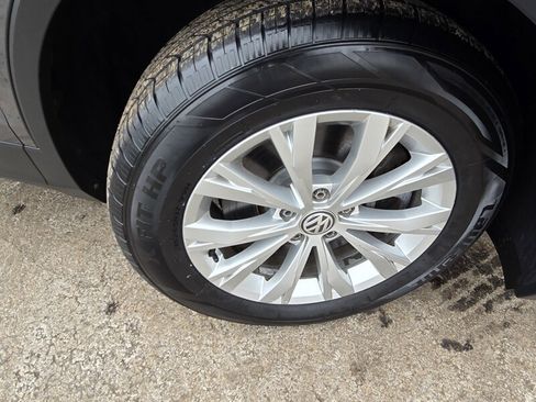 Used 2018 Volkswagen Tiguan S image 28