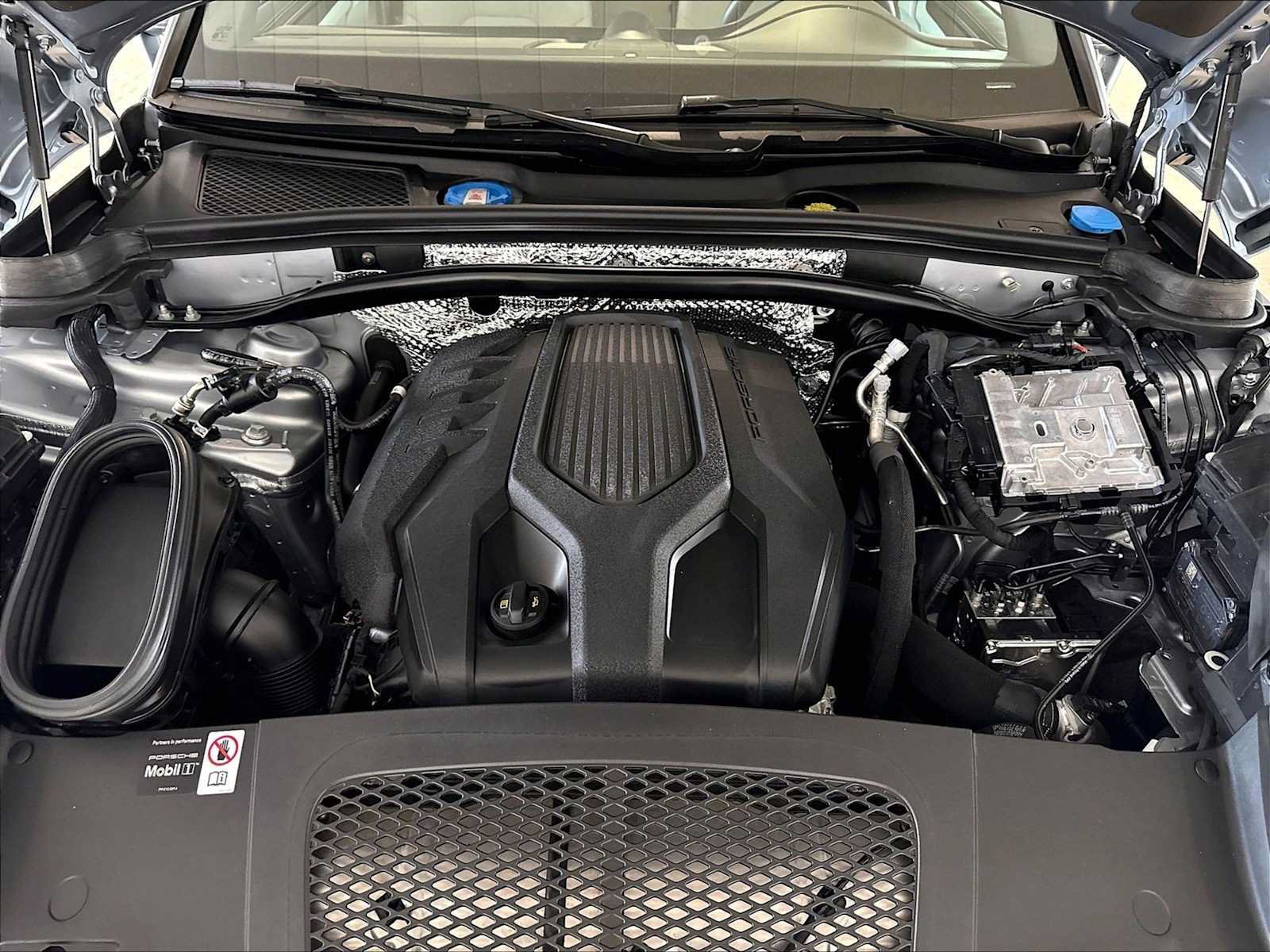 Used 2026 Porsche Macan AWD/4WD image 25