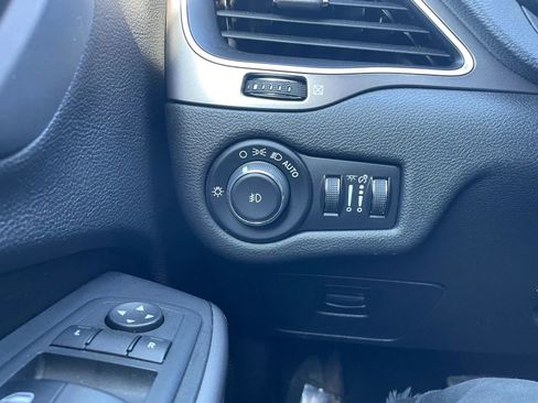 Used 2019 Jeep Cherokee Latitude Plus w/ Cold Weather Group AWD/4WD image 15