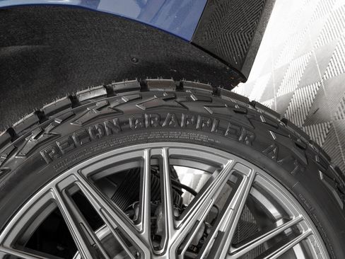 Used 2026 Cadillac Escalade Luxury w/ LPO, Radiant Package image 39