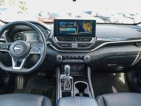 Used 2023 Nissan Altima 2.5 SR w/ SR Premium Package image 13