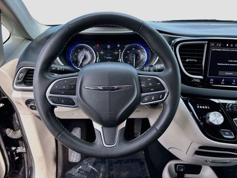 Used 2023 Chrysler Pacifica Touring-L FWD image 11