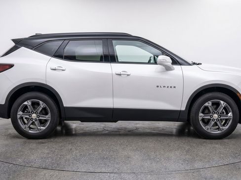 Used 2025 Chevrolet Blazer LT FWD image 11