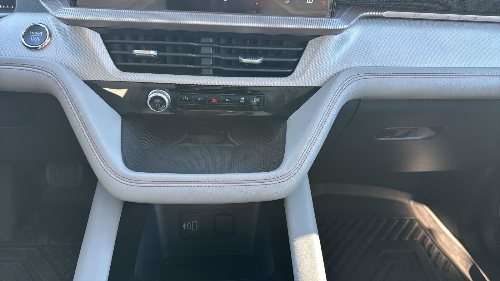 Used 2026 Ford Explorer Active w/ Active Comfort Package RWD image 16