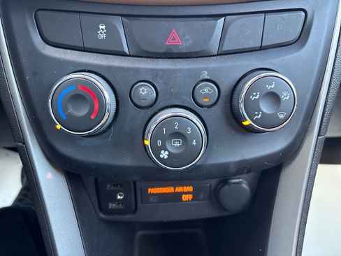 Used 2019 Chevrolet Trax LT w/ Sun & Sound Package AWD/4WD image 34