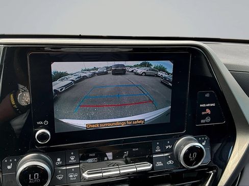 Used 2024 Toyota Highlander XLE AWD/4WD image 17