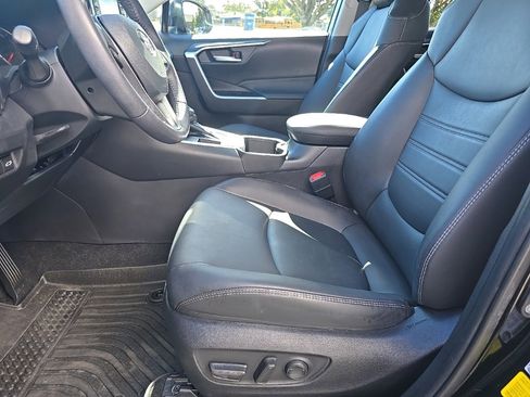 Used 2022 Toyota RAV4 XLE Premium image 10