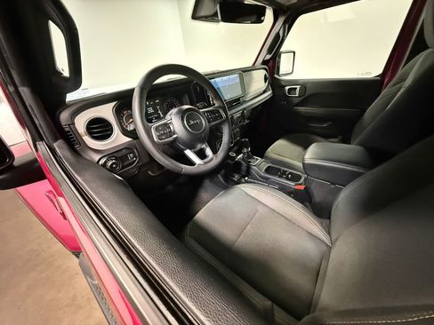 Used 2024 Jeep Wrangler Unlimited Sahara w/ Technology Group AWD/4WD image 2
