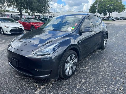 Used 2024 Tesla Model Y Long Range AWD/4WD image 1