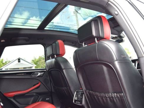 Used 2019 Porsche Macan AWD/4WD image 34