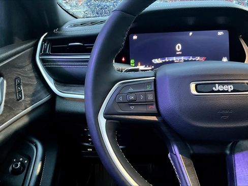 Used 2024 Jeep Grand Cherokee Limited image 25