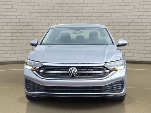 Used 2024 Volkswagen Jetta SE FWD image 2
