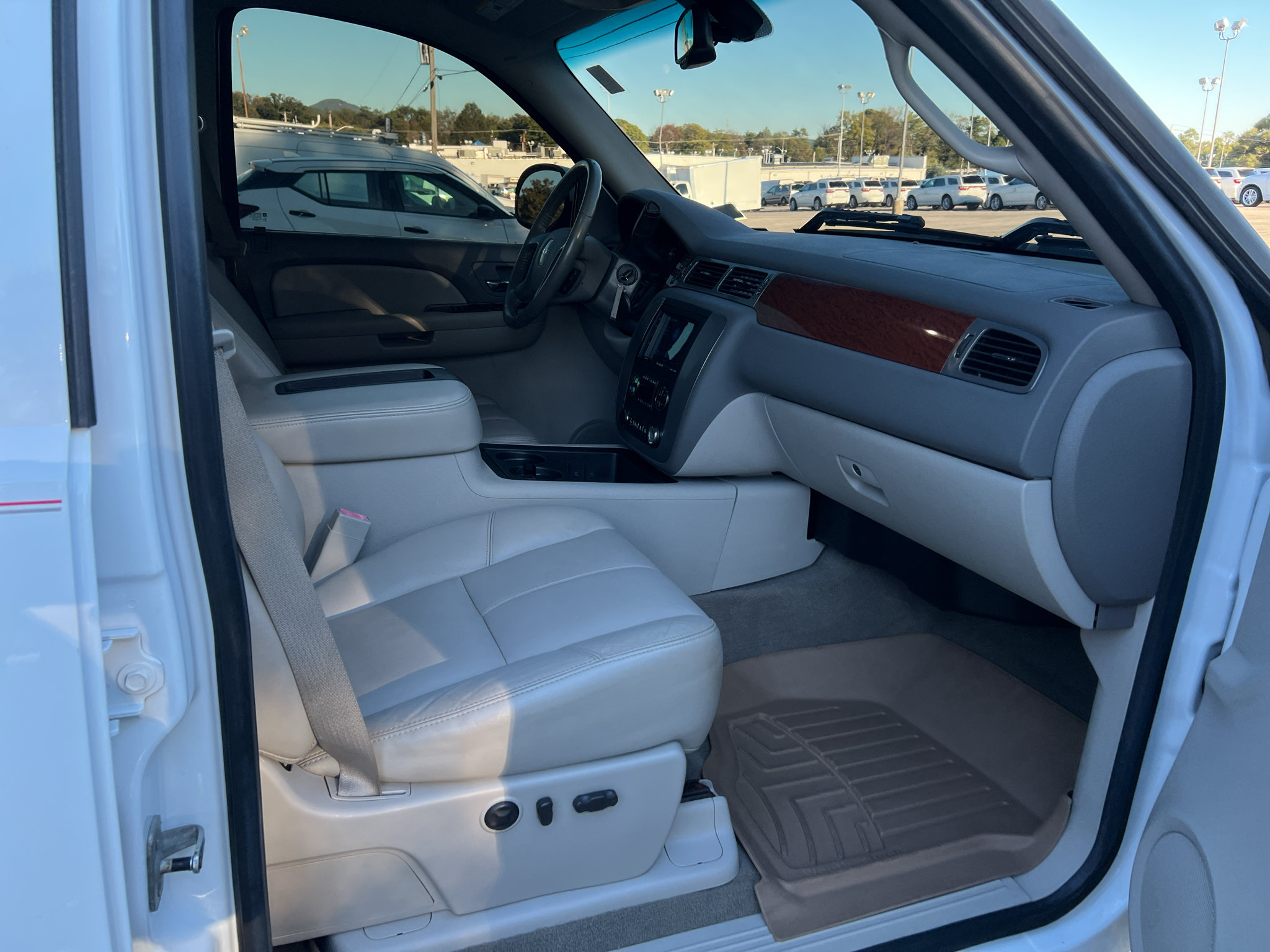 Used 2008 GMC Sierra 1500 SLT w/ SLT Preferred Package AWD/4WD image 9