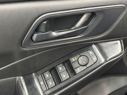 Used 2024 Nissan Rogue S FWD image 13