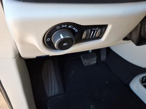 Used 2023 Chrysler Pacifica Touring-L image 16