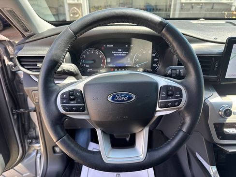 Used 2022 Ford Explorer XLT w/ Equipment Group 202A AWD/4WD image 27