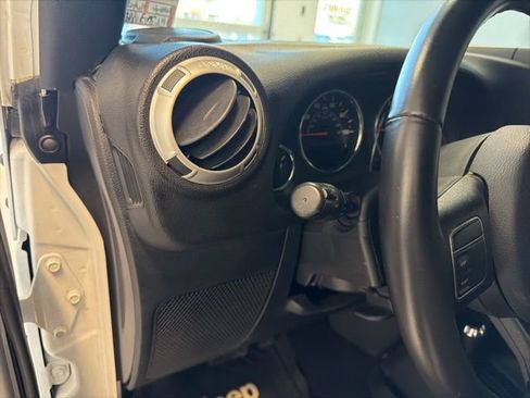 Used 2017 Jeep Wrangler Sahara image 16