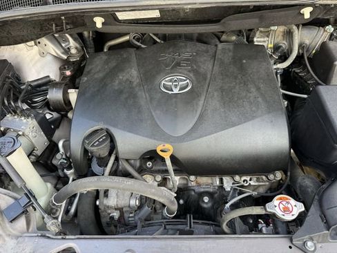 Used 2018 Toyota Sienna SE w/ SE Preferred Package FWD image 32