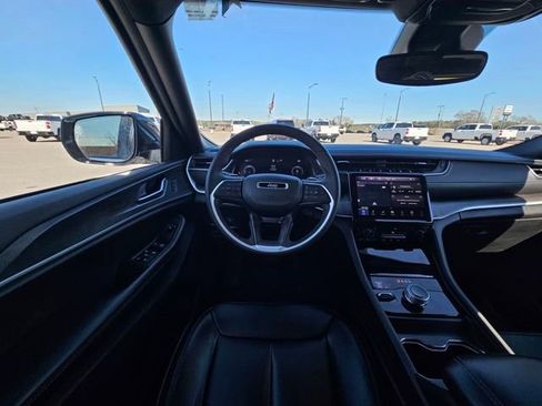 Used 2024 Jeep Grand Cherokee Limited image 13