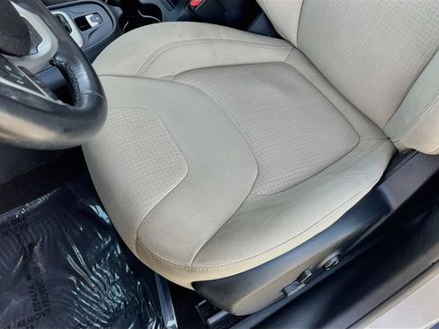 Used 2016 Jeep Cherokee Latitude w/ Comfort/Convenience Group FWD image 18