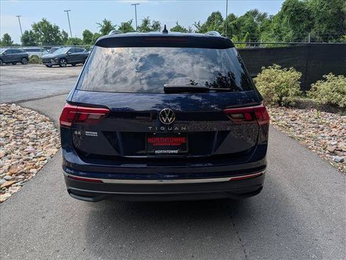 Used 2022 Volkswagen Tiguan SE w/ Panoramic Sunroof Package FWD image 4
