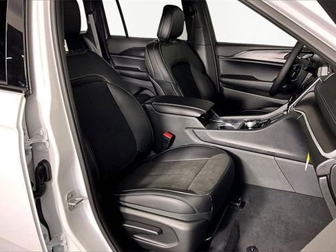 New 2025 Jeep Grand Cherokee Laredo image 12