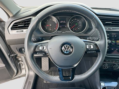 Used 2021 Volkswagen Tiguan SE w/ Panoramic Sunroof Package image 11