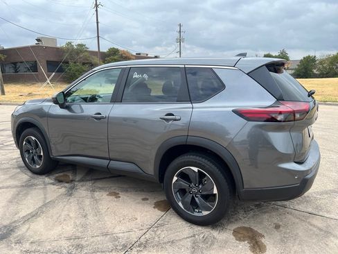 Used 2024 Nissan Rogue SV FWD image 9