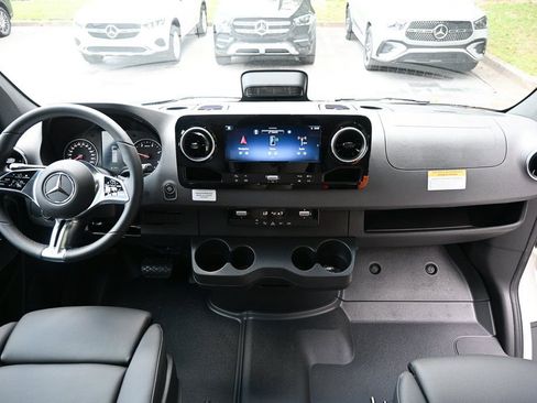 Used 2025 Mercedes-Benz Sprinter 2500 image 17
