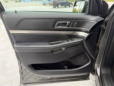 Used 2019 Ford Explorer XLT image 10