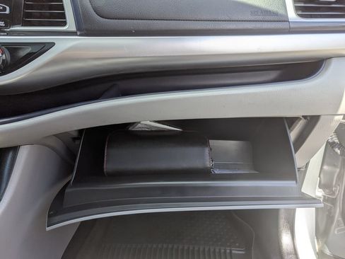 Used 2018 Toyota Highlander XLE AWD/4WD image 37