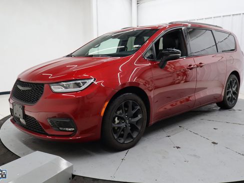 Used 2025 Chrysler Pacifica Limited image 10