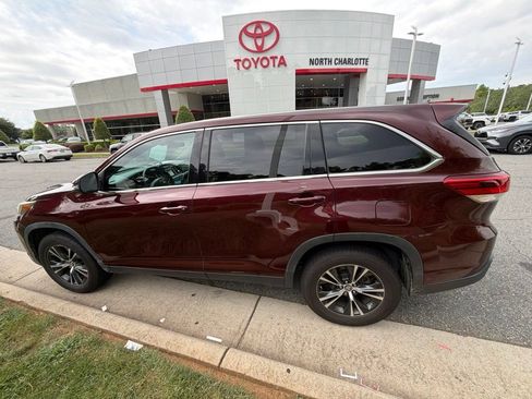 Used 2019 Toyota Highlander LE FWD image 12
