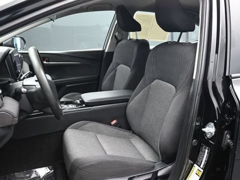 Used 2025 Toyota Camry LE FWD image 5