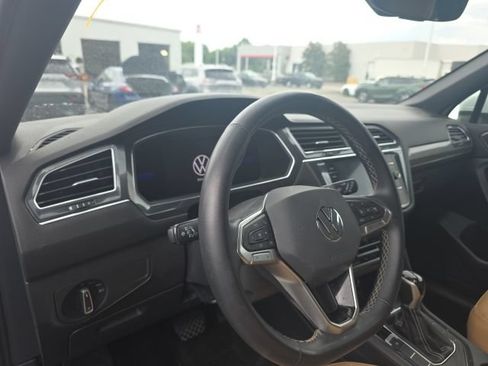 Used 2022 Volkswagen Tiguan SE FWD image 9