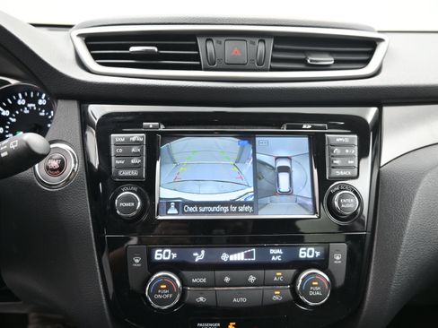 Used 2016 Nissan Rogue SV w/ SV Premium Package AWD/4WD image 17