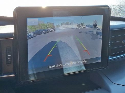Used 2022 Ford Explorer XLT w/ Equipment Group 202A AWD/4WD image 4