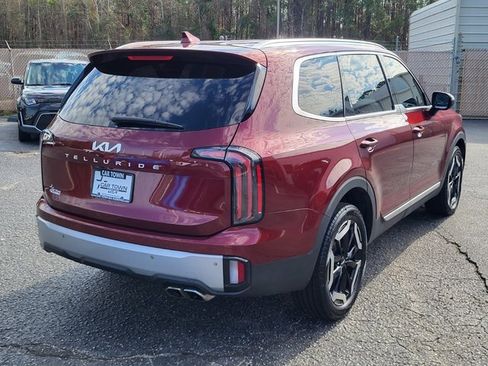 Used 2023 Kia Telluride EX w/ EX Captain's Chair Package image 2