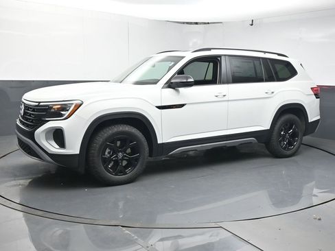 Used 2025 Volkswagen Atlas Peak Edition SE image 4