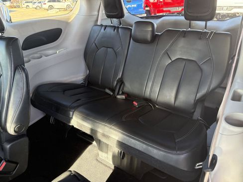 Used 2023 Chrysler Pacifica Touring-L image 17