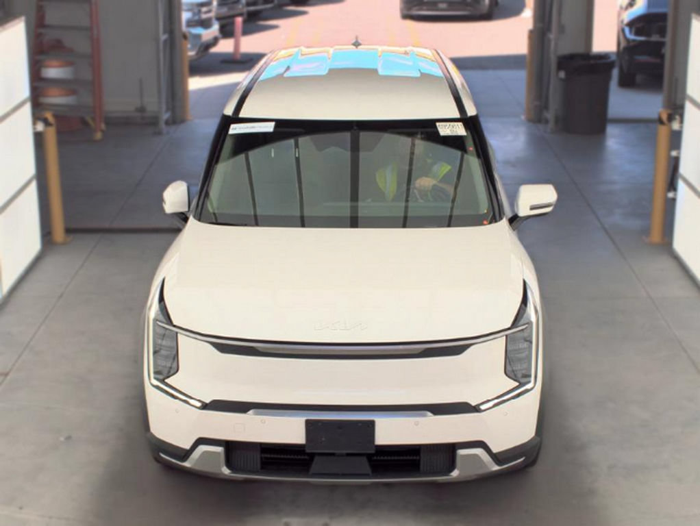 Used 2024 Kia EV9 Light Long Range RWD image 3