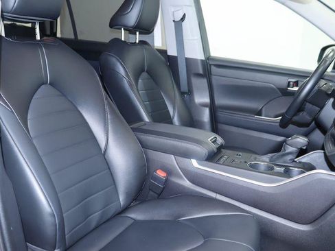Used 2022 Toyota Highlander XLE AWD/4WD image 23